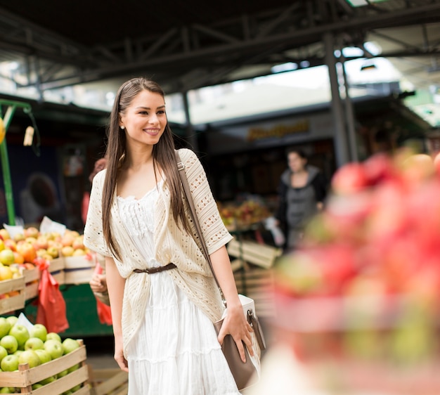 Молодая женщина на рынке