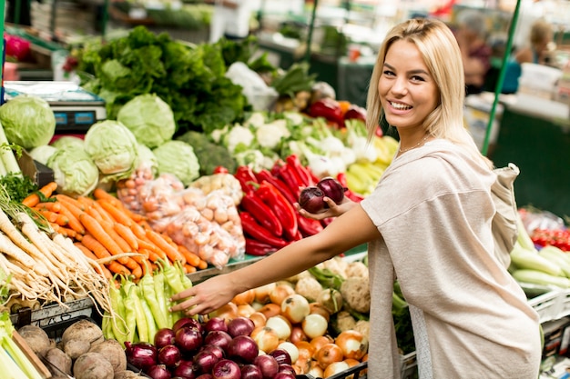 Giovane donna sul mercato