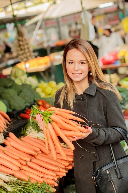 Giovane donna al mercato