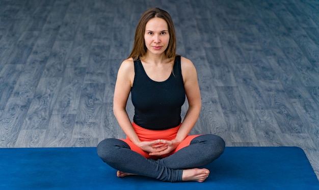 La giovane donna medita mentre pratica lo yoga concetto di libertà calma e relax felicità della donna posizione del loto