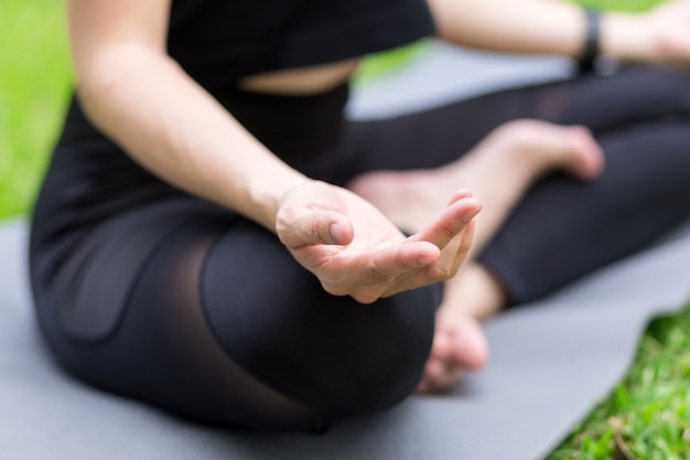 Photo young woman meditating in nature