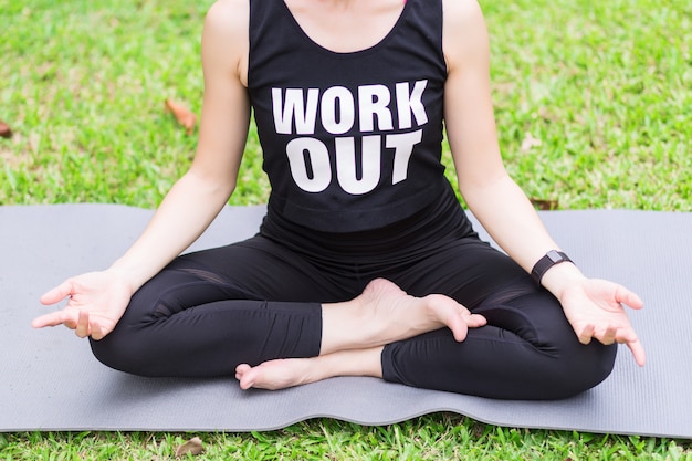 Photo young woman meditating in nature