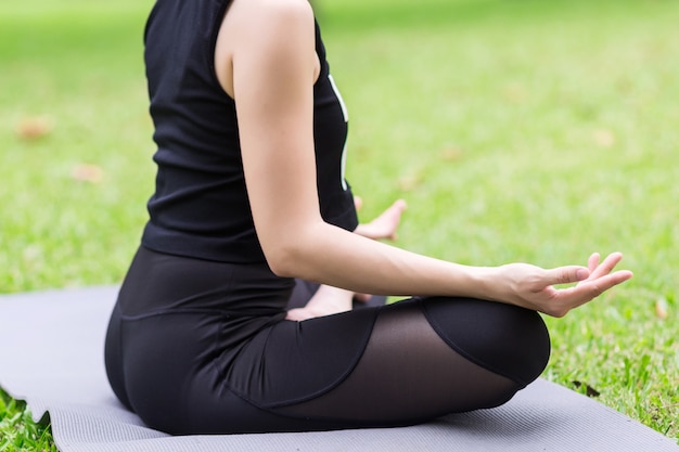 Photo young woman meditating in nature