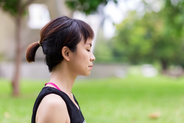 若い女性が自然の中で瞑想