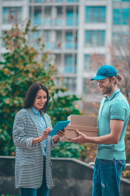 Photo young woman meeting the delivery man