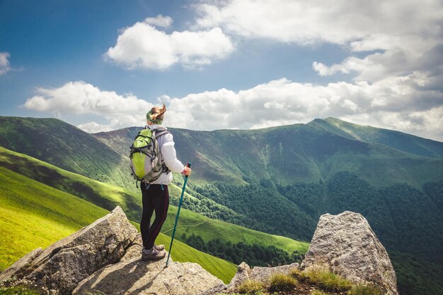 Photo young woman n the top of the mountains