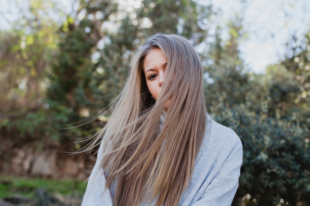 Giovane donna nella natura