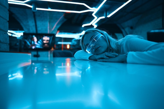 Giovane donna con occhiali al neon stile cyberpunk