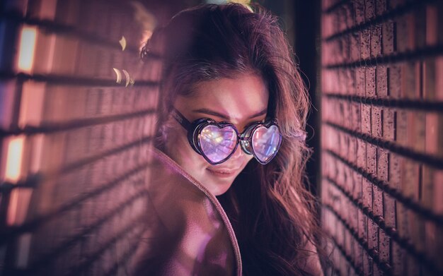 Photo young woman in nightclub seen through glass