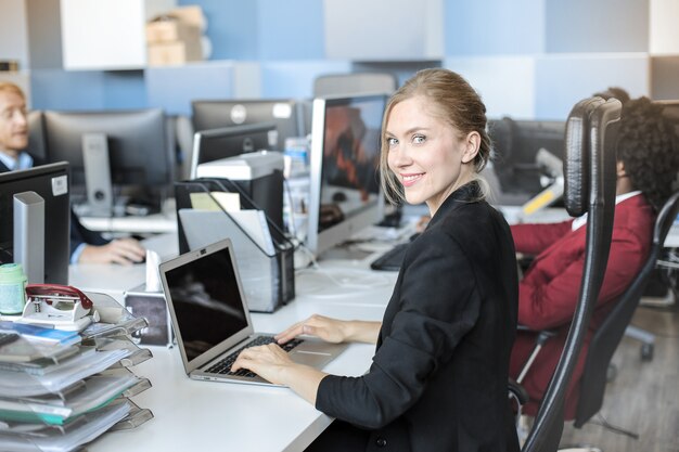 Foto giovane donna in ufficio