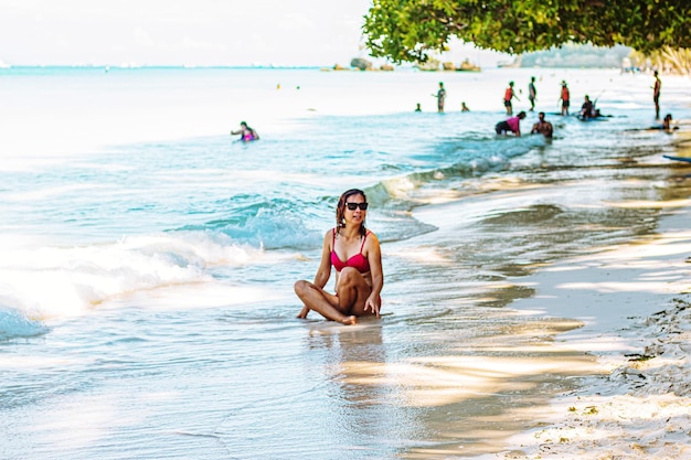 写真 浜辺の若い女性