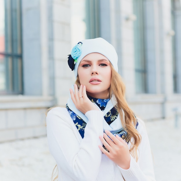 Ritratto all'aperto della giovane donna con il cappello