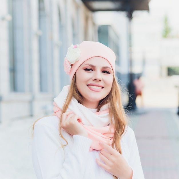 Ritratto all'aperto della giovane donna con il cappello