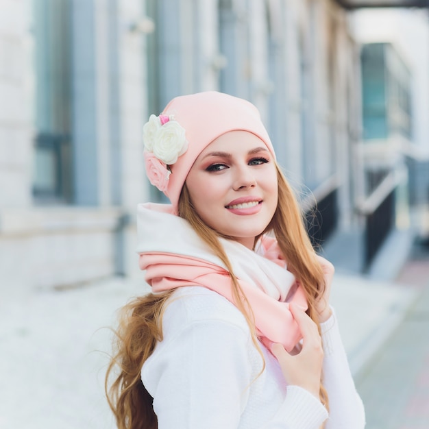 Ritratto all'aperto della giovane donna con il cappello