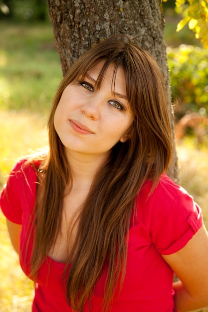 Photo young woman outdoors portrait.