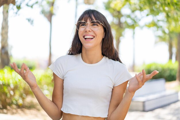 屋外でたくさんの笑顔を持つ若い女性