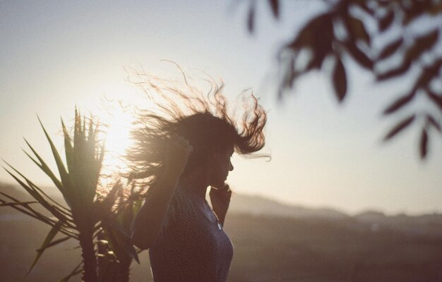 Photo young woman outdoors at sunset