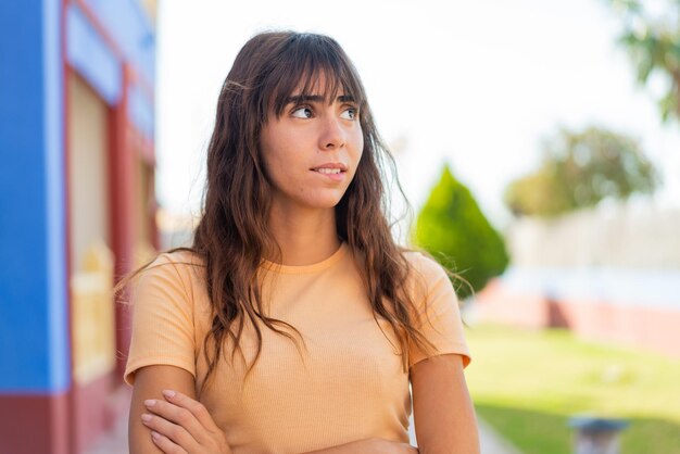 屋外で混乱した表情を持つ若い女性