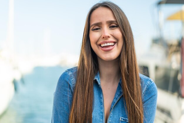 Foto giovane donna all'aperto con felice espressione