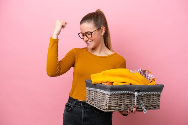 孤立した背景の上の若い女性