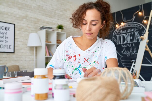 Foto immagini della pittura della giovane donna a casa