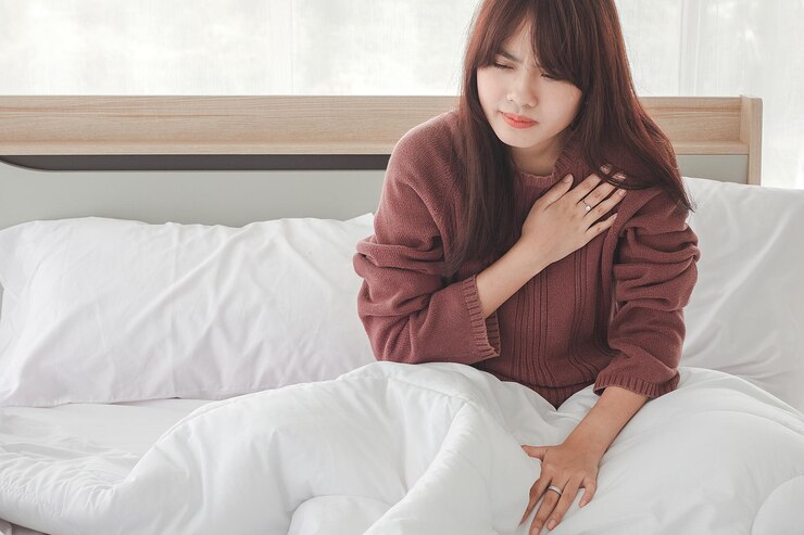 Photo 심장 마비가 있는 잠옷을 입은 젊은 여성