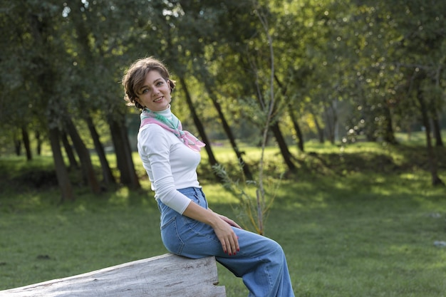 Foto giovane donna nel parco. ritratto di ragazza carina in stile francese.