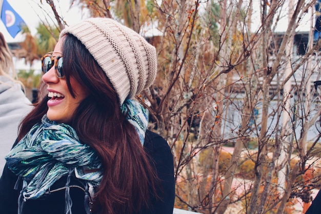 Photo young woman in park during winter