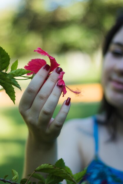 Foto giovane donna al parco