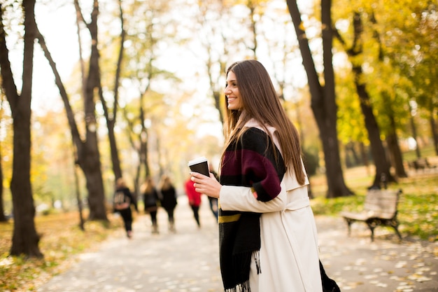 公園の若い女性