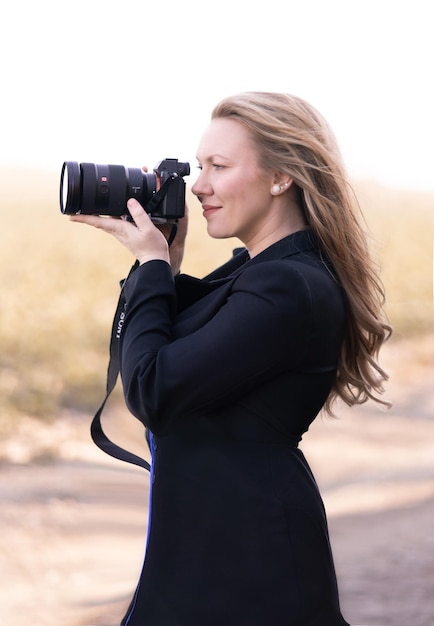 Photo young woman photographing camera