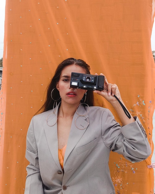 Photo young woman photographing camera