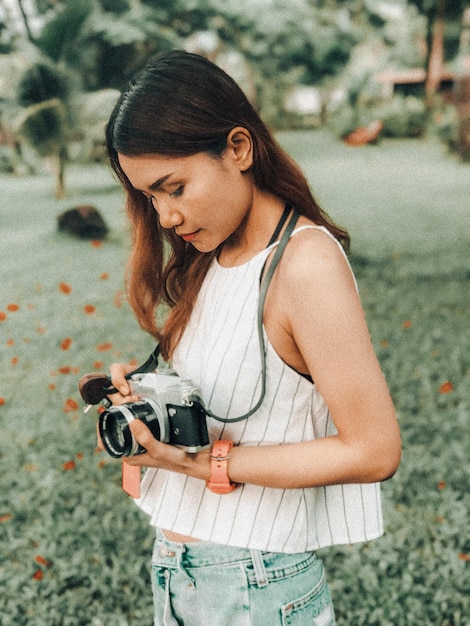 Photo young woman photographing camera