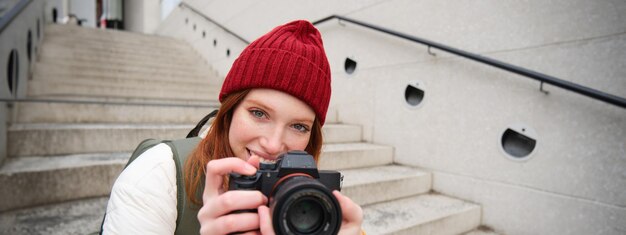 カメラで写真を撮っている若い女性