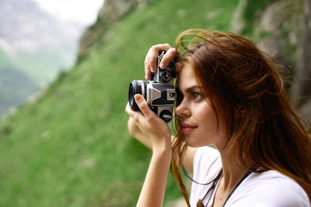 Photo young woman photographing with camera