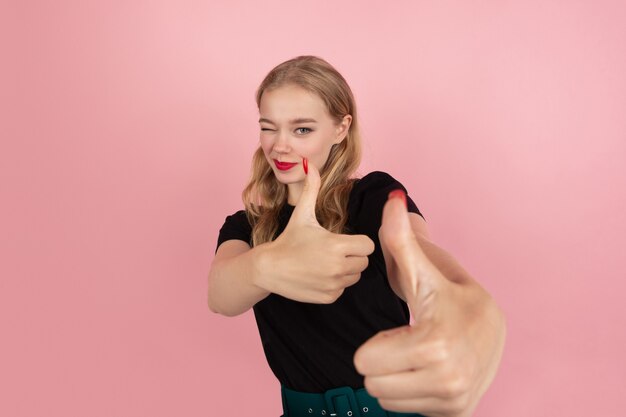 Photo young woman on pink background, copyspace