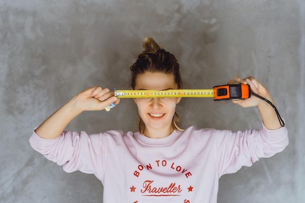 young woman plans to repair in a new room.