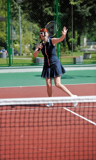 Photo young woman play tennis game outdoor