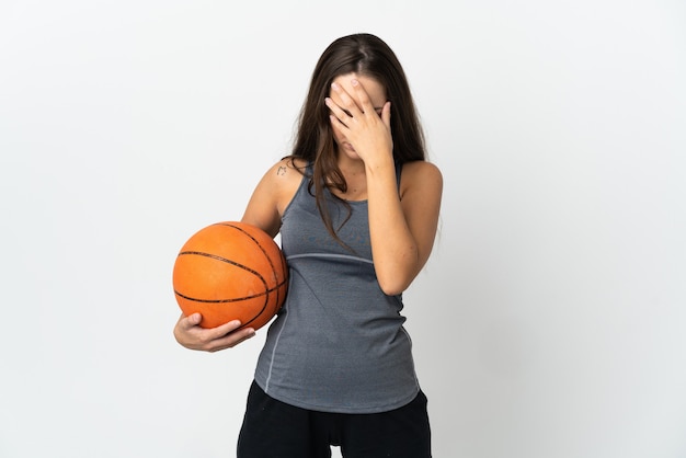 Giovane donna che gioca a basket sopra il muro bianco isolato con espressione stanca e malata