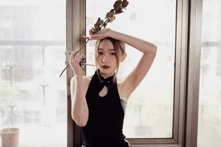 Photo 一位年輕女子演奏吉他