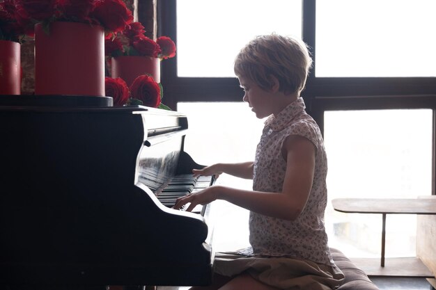 Foto giovane donna che suona il pianoforte