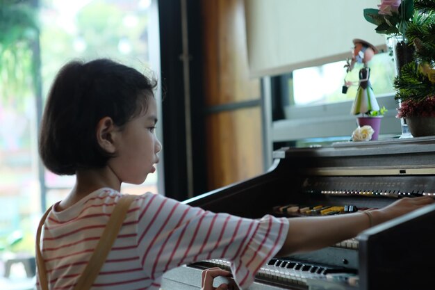 Photo young woman playing piano