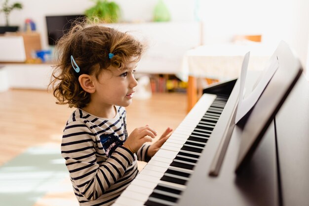 Photo young woman playing piano