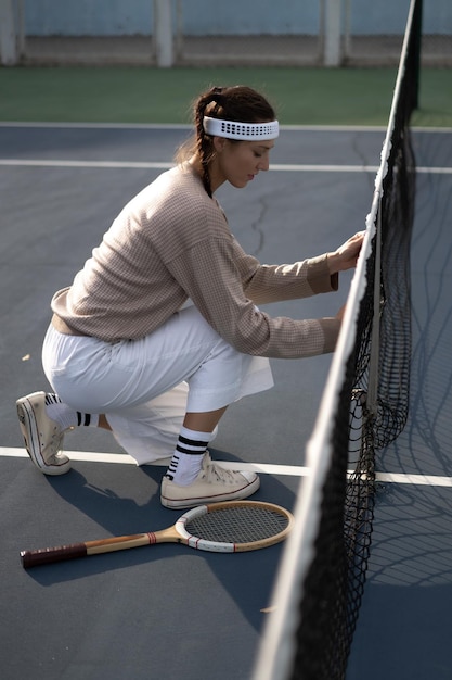 Giovane donna giocando a tennis