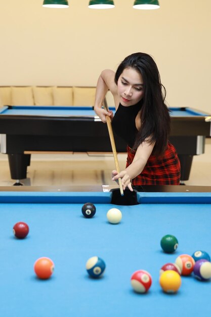 Photo young woman playing with ball on table