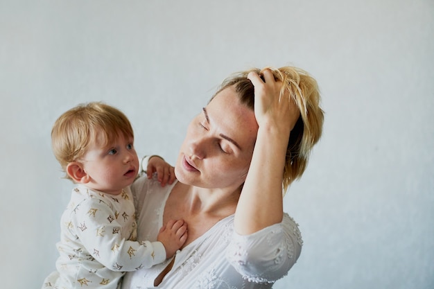 Foto giovane donna che gioca con il suo piccolo figlio