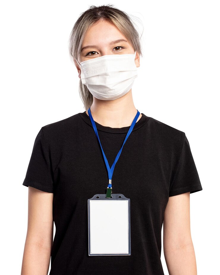 Photo 얼굴 마스크를 착용 한 젊은 여성 png 모형