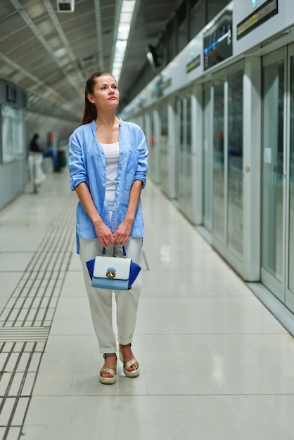 Портрет молодой женщины внутри метро.