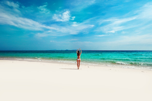 Giovane donna in posa su una spiaggia