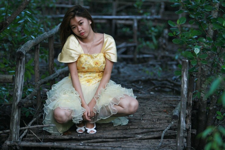 Photo young woman posing in dress outdoors